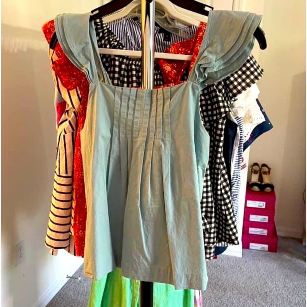 Ann Taylor aqua top with cute tie on the back. Size med.